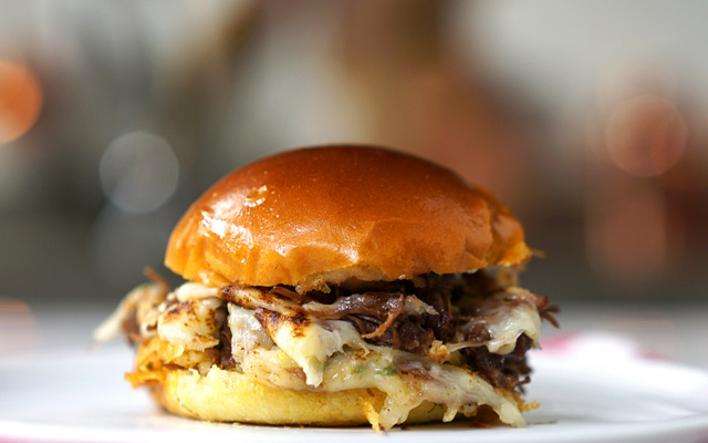 Sanduíche de carne de panela na travessa