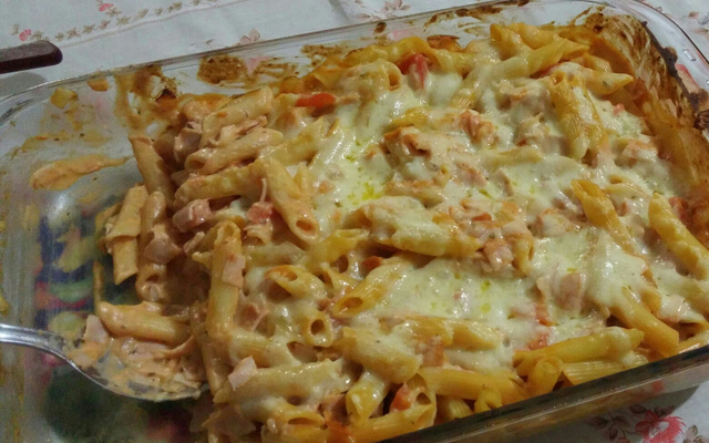 Macarrão com requeijão e peito de peru