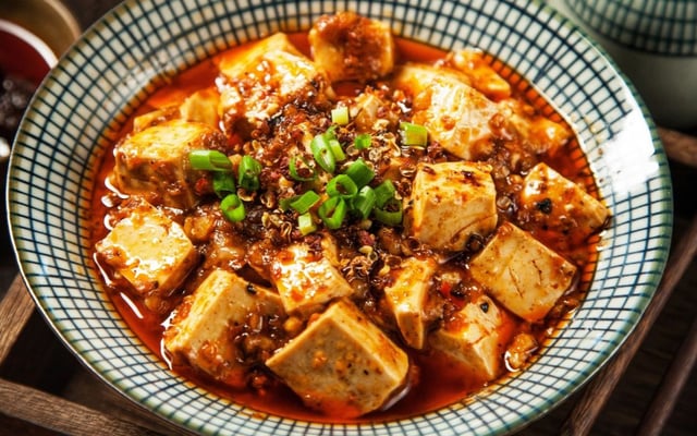 Mapo tofu feito com carne moída e molho apimentado