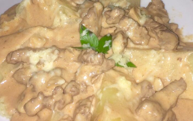 Batata recheada com estrogonofe e requeijão