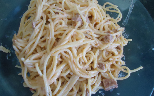 Macarrão com linguiça calabresa e creme de leite