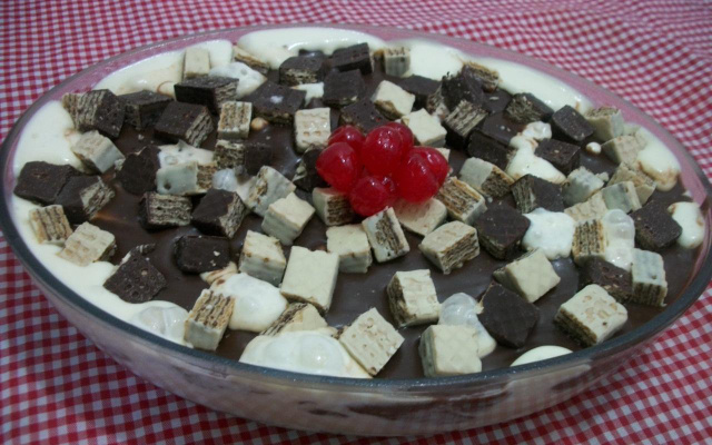 Sobremesa de sorvete com chocolate