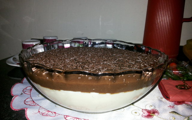 Doce gelado de coco com chocolate