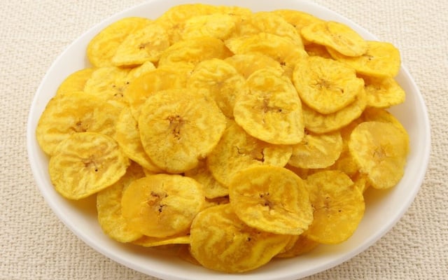 Banana chips na airfryer servida em prato branco