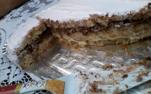 Bolo com recheio de limão e chocolate