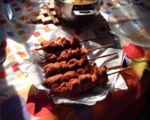 Espetinhos de frango com provolone