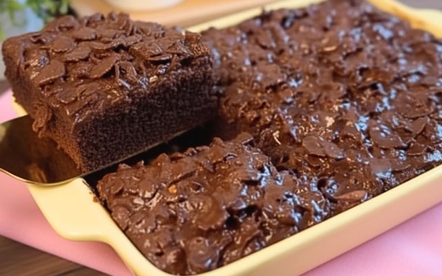 Crunch cake com fatia cortada e cobertura crocante de sucrilhos