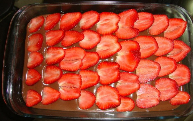 Brigadeirão com doce de morango