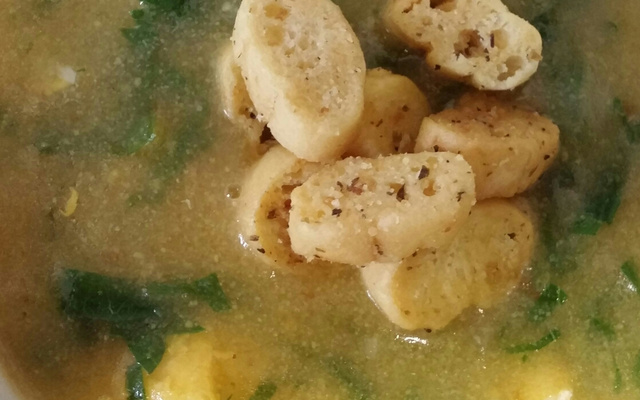 Caldo de fubá com couve e linguiça toscana