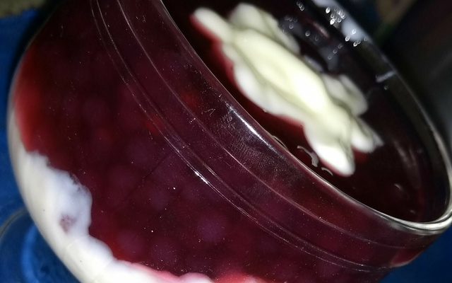 Sagu de vinho com creme