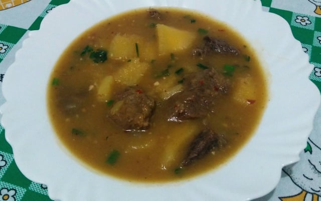 Sopa de mandioca com carne