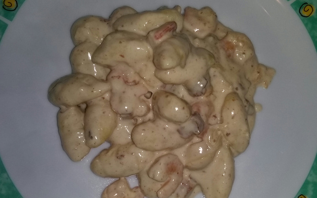 Macarrão ao molho branco com bacon e camarão