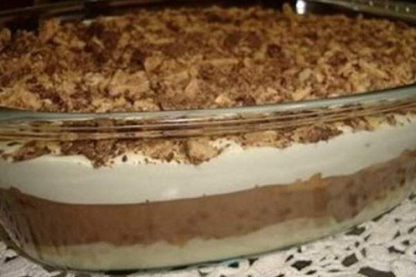 Pavê de chocolate de três camadas