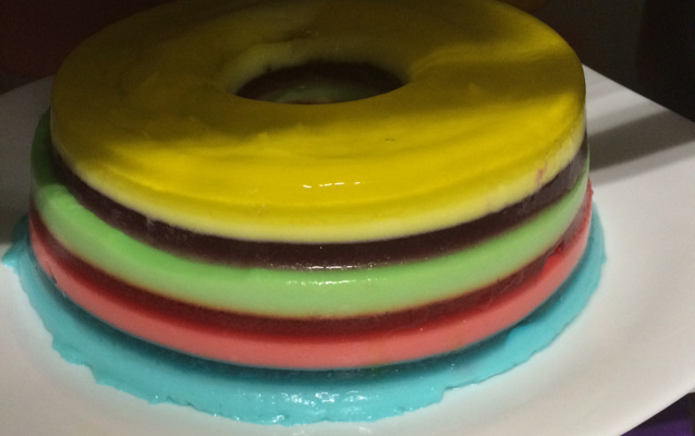 Gelatinas coloridas em camadas