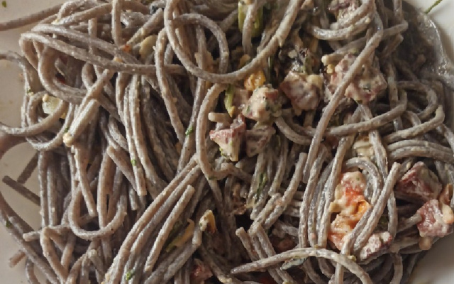 Macarrão com linguiça calabresa e creme de leite