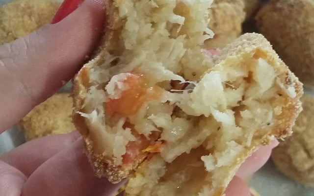 Bolinho de mandioca com frango