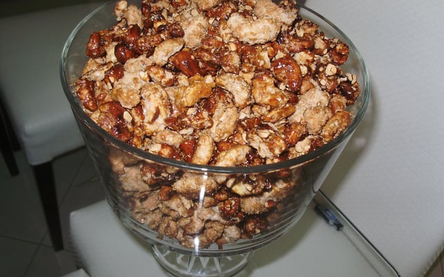 Castanha de caju caramelada