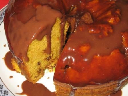 Bolo de cenoura com maçã e gotas de chocolate