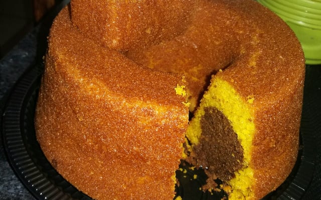 Bolo de cenoura mesclado com chocolate de liquidificador