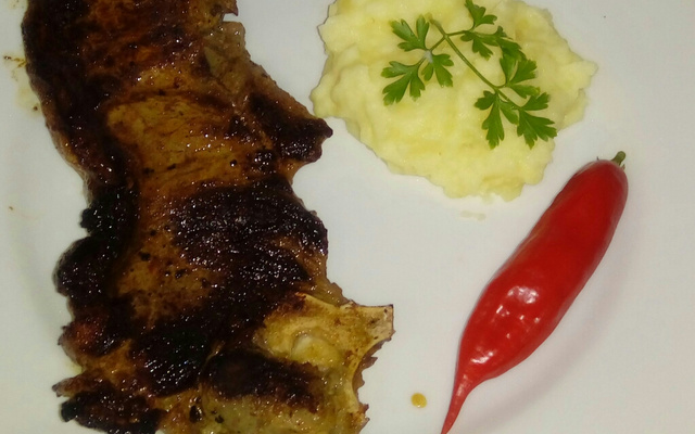 Chuleta na frigideira com purê de babatas