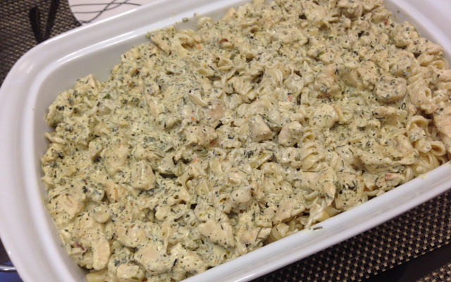 Macarrão com ervas finas e frango