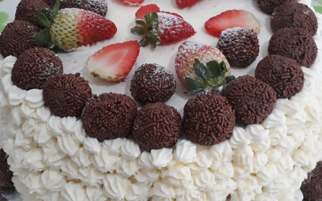 Bolo de morango com chantilly