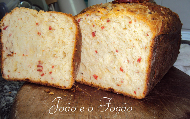 Pão de arroz com calabresa e queijo coalho