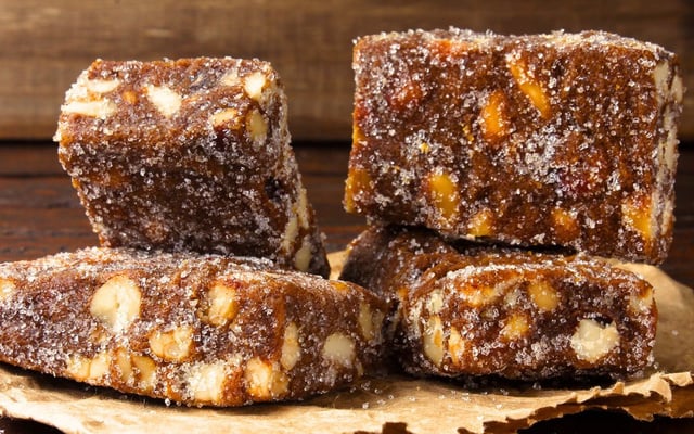 Pé de moça com chocolate meio amargo passado no leite em pó