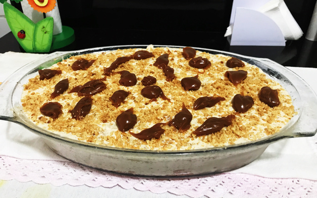 Pavê de amendoim e biscoito champanhe
