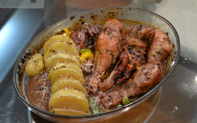 Coxa e sobre coxa de frango assada ao vinho