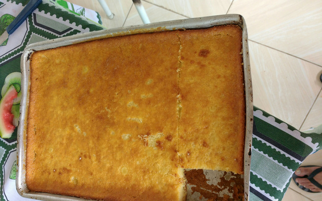 Bolo de milho com coco e leite condensado
