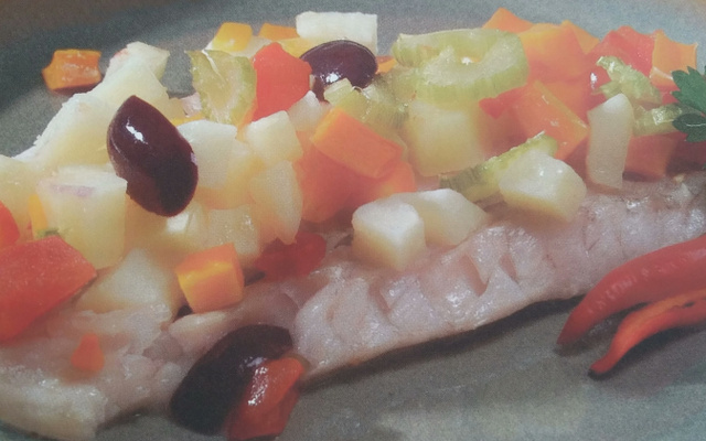 Pescada em cobertor de legumes