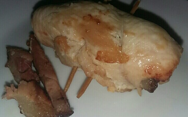 Filé de frango a rolê com cenoura, bacon e pimentão amarelo