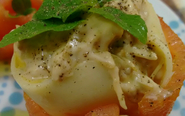 Tomate recheado com patê de frango