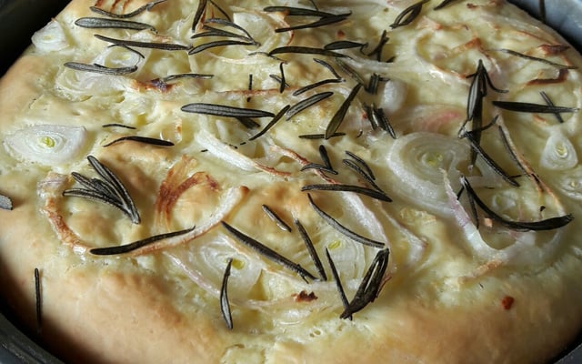 Foccacia levíssima de alecrim e cebola