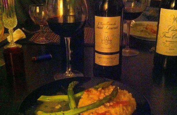 Risoto de presunto de Parma com aspargos e molho de espinafre