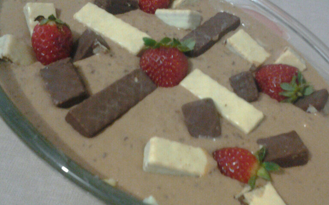 Torta de bis com morangos