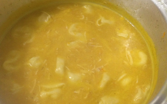 Caldo de legumes com capeletti