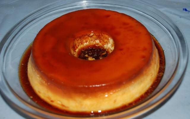 Pudim de panela de pressão desenformado em prato de vidro