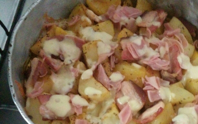 Batata gratinada com creme de queijo e bacon
