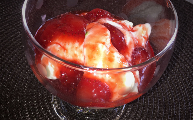Frozen iogurte com calda de frutas vermelhas