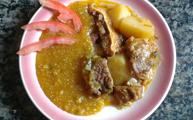 Costelinha de gado com pirão