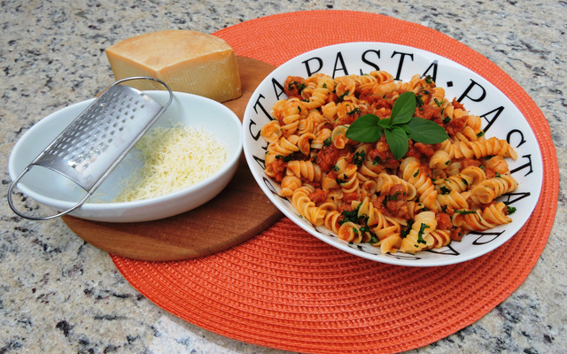 Fusilli ao molho de linguiça toscana