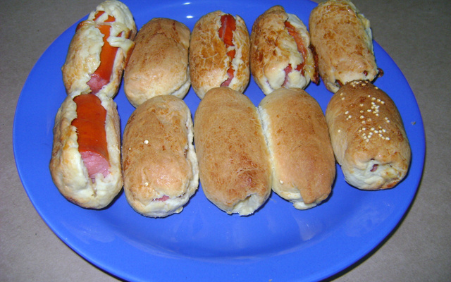 Enroladinho de salsicha assado fácil