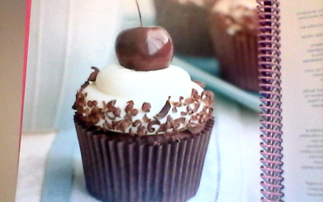Cupcake de chocolate com chantilly e cereja