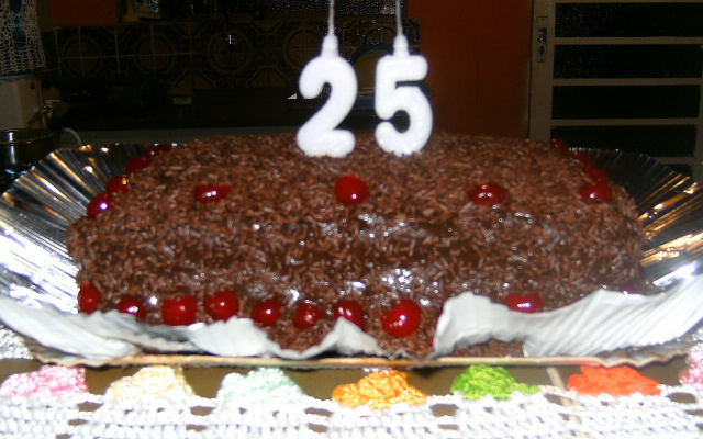 Bolo de chocolate com calda de chocolate