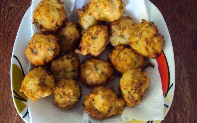 Bolinho de arroz com pernil desfiado