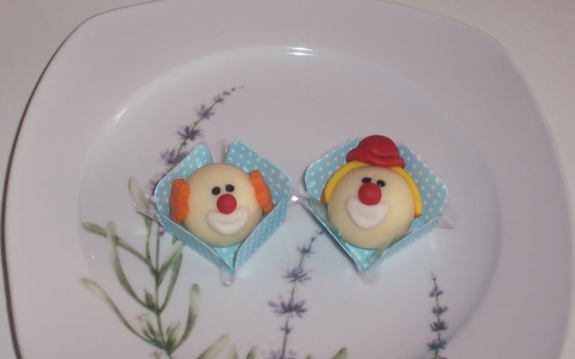 Docinhos modelados com leite ninho e leite condensado