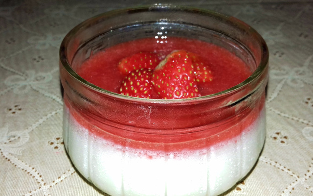 Mousse de leite e purê de morango moça