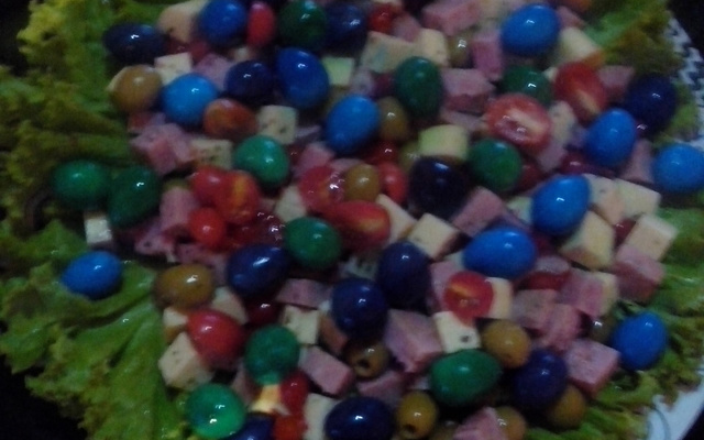 Salada fria com ovos coloridos